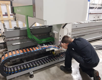 A photo of an R&J Machinery engineer repairing a machine