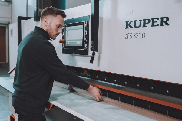 A detail of a Kuper ZFS 3200 veneer cutting machine