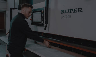 A photo of an engineer using a Kuper ZFS 3200 veneering machine.